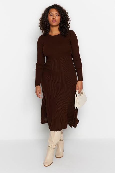 Trendyol Curve Damen Braun Einfarbig Midi Lang Casual A-Linie Große Größen Kleid - Image 1