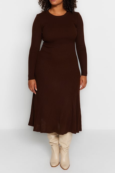 Trendyol Curve Damen Braun Einfarbig Midi Lang Casual A-Linie Große Größen Kleid - Image 2