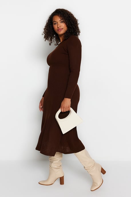Trendyol Curve Damen Braun Einfarbig Midi Lang Casual A-Linie Große Größen Kleid - Image 3