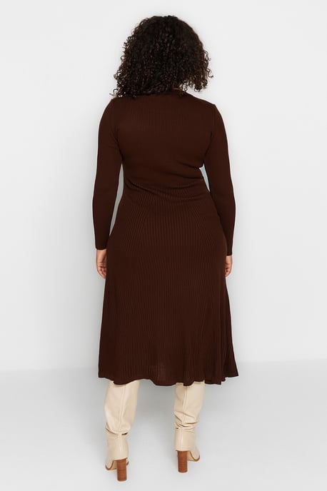 Trendyol Curve Damen Braun Einfarbig Midi Lang Casual A-Linie Große Größen Kleid - Image 4