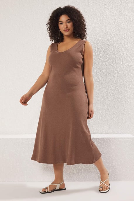 Trendyol Curve Damen Braun Einfarbig Midi Ärmellos Casual A-Linie Große Größen Kleid - Image 6