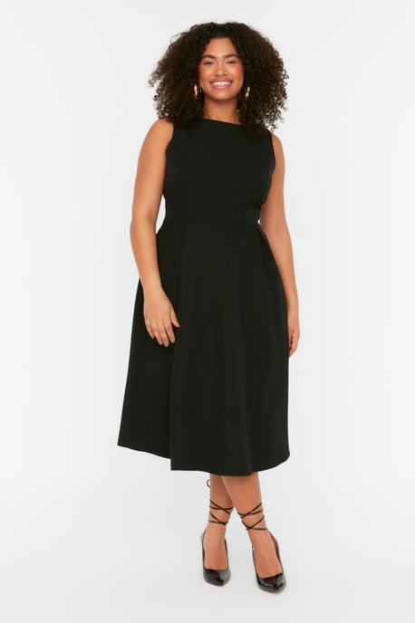Trendyol Curve Damen Schwarz Einfarbig Midi Ärmellos Abend / Alltag A-Linie Große Größen Kleid - Image 1