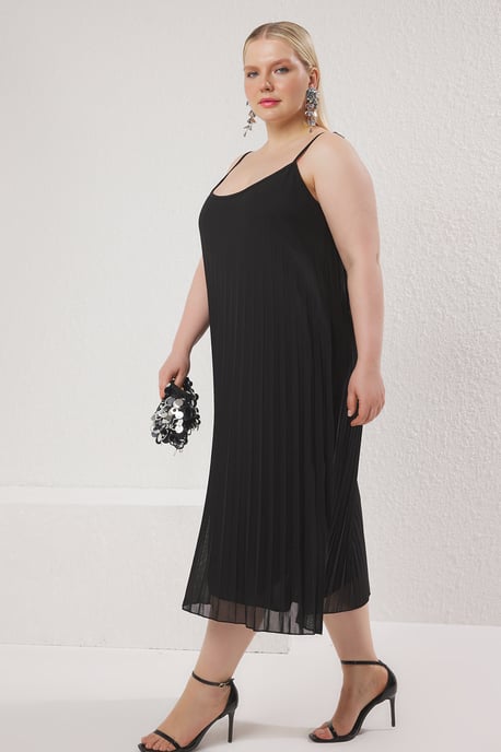 Trendyol Curve Damen Schwarz Einfarbig Midi Ärmellos Casual A-Linie Große Größen Kleid - Image 4