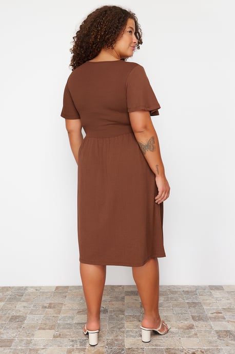 Trendyol Curve Midikleid, A-Linie, kurz, casual, große Größen - Braun - Image 4