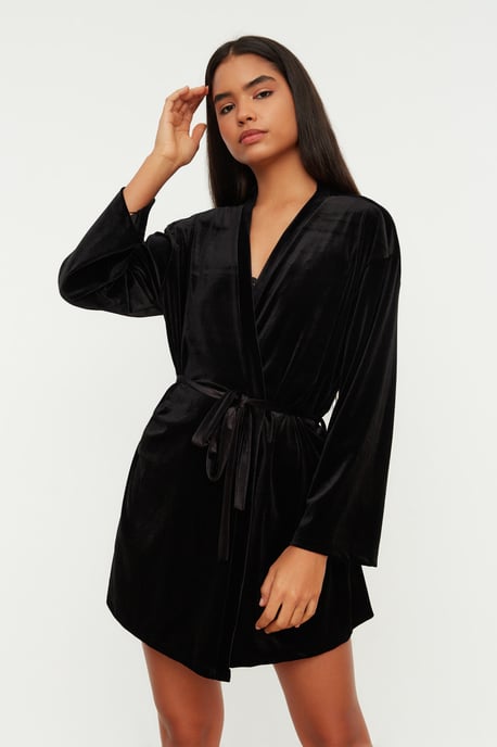 TRENDYOLMİLLA Damen Schwarz Einfarbig Morgenmäntel - Image 1