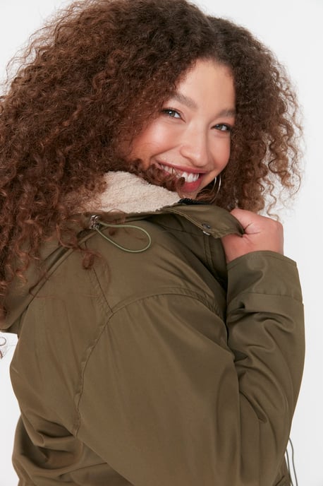 Trendyol Curve Damen Khaki Einfarbig Lang Regular Fit Große Größen Mäntel - Image 2