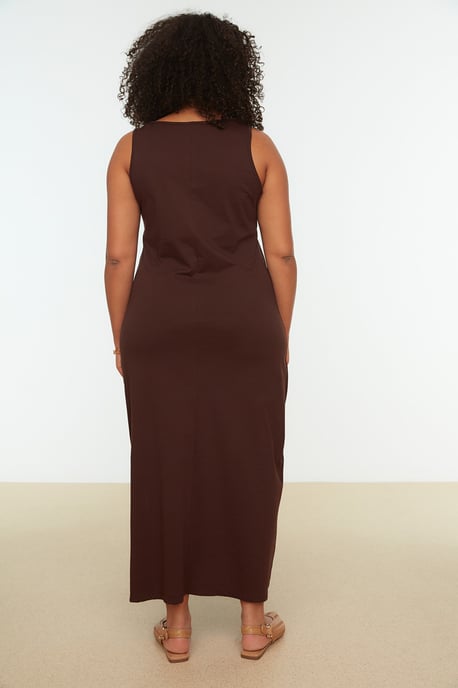 Trendyol Curve Damen Braun Einfarbig Maxi Ärmellos Casual Gerade Große Größen Kleid - Image 4