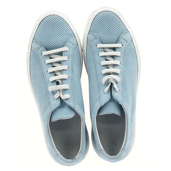 Woman by Common Projects Perforated Achilles Sneakers aus hellblauem Wildleder - Image 2