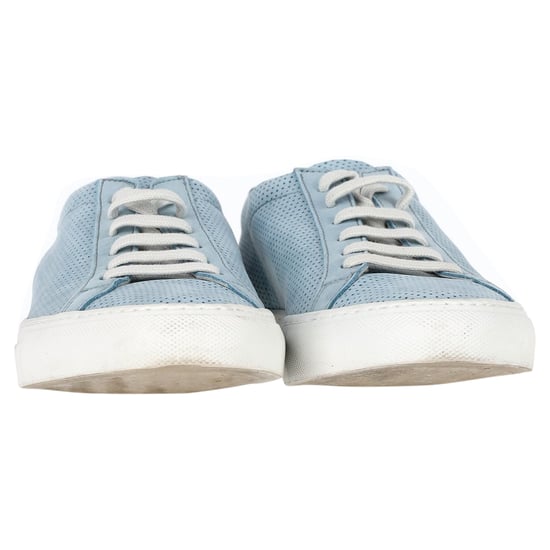 Woman by Common Projects Perforated Achilles Sneakers aus hellblauem Wildleder - Image 3