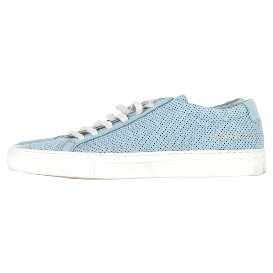 Woman by Common Projects Perforated Achilles Sneakers aus hellblauem Wildleder - Image 4