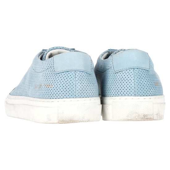 Woman by Common Projects Perforated Achilles Sneakers aus hellblauem Wildleder - Image 5