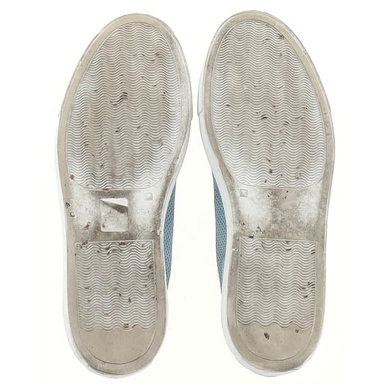 Woman by Common Projects Perforated Achilles Sneakers aus hellblauem Wildleder - Image 6