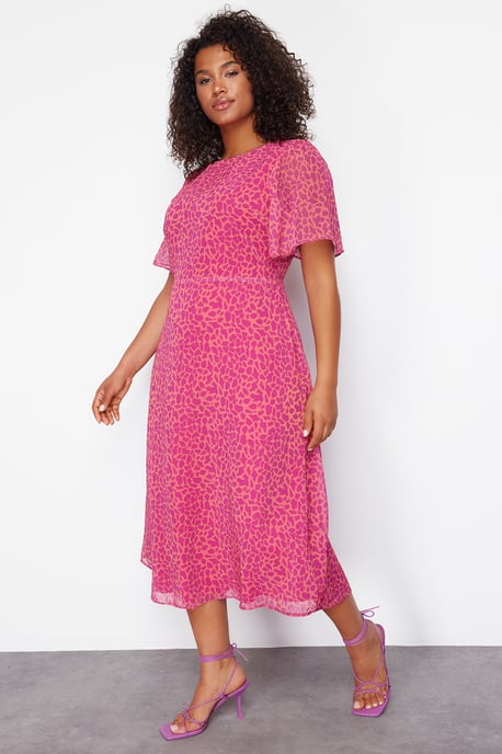 Trendyol Curve Damen Rosa Animal-Print Midi Kurz Casual A-Linie Große Größen Kleid - Image 1