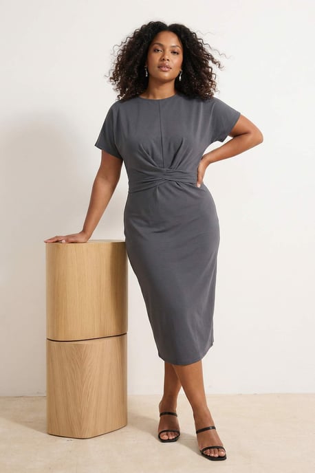 Trendyol Curve Damen Grau Einfarbig Midi Kurz Casual Gerade Große Größen Kleid - Image 1