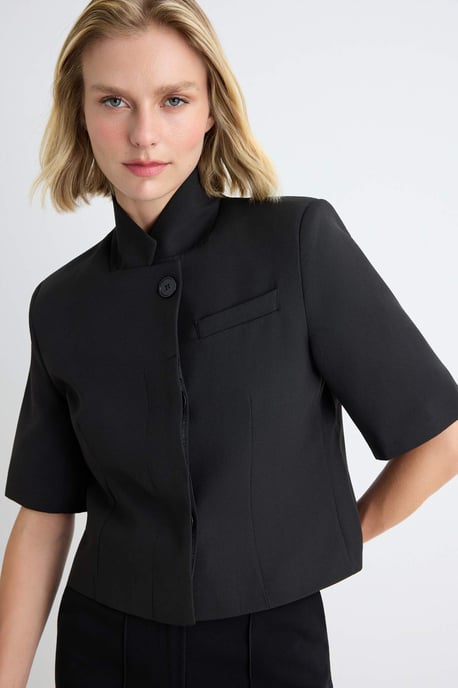TRENDYOLMİLLA Damen Schwarz Einfarbig Kurz Tailliert Blazer - Image 4