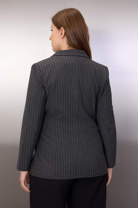Trendyol Curve Damen Grau Gestreift Lang Tailliert Große Größen Blazer - Image 3