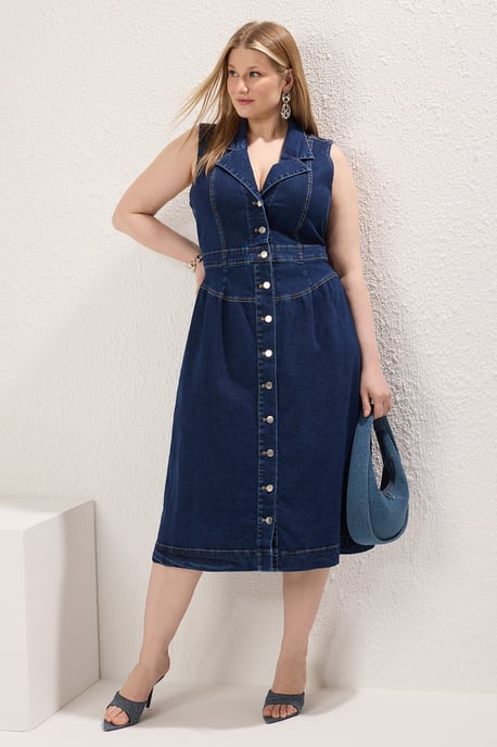 Trendyol Curve Damen Dunkelblau Einfarbig Midi Ärmellos Casual A-Linie Große Größen Kleid - Image 1