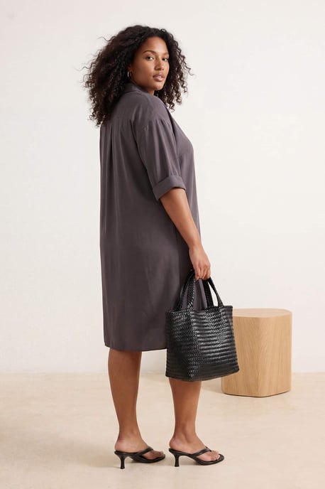 Trendyol Curve Damen Braun Einfarbig Midi Ärmellos Casual Hemdblusenkleid Große Größen Kleid - Image 2