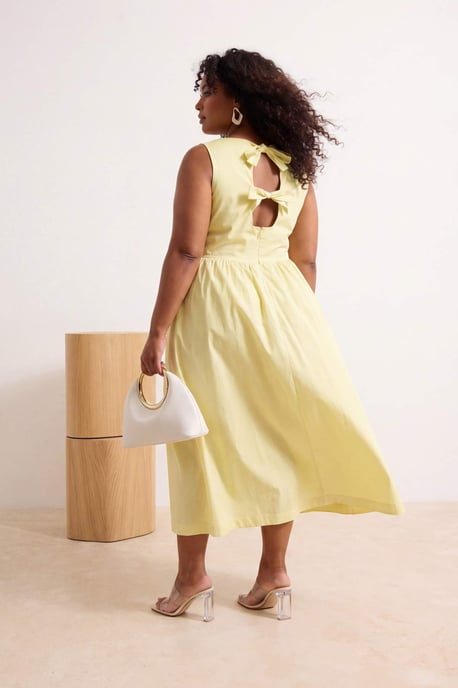Trendyol Curve Damen Gelb Einfarbig Midi Ärmellos A-Linie Große Größen Kleid - Image 2