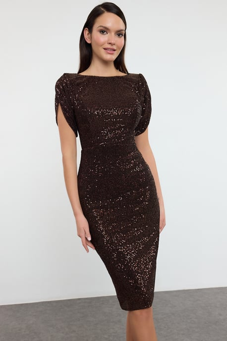 TRENDYOLMİLLA Damen Braun Einfarbig Midi Kurz Elegant/Abend Bodycon Kleider - Image 4