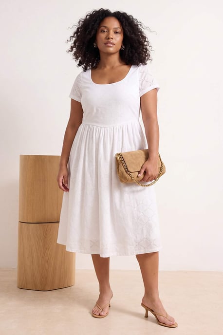 Trendyol Curve Damen Weiß Einfarbig Midi Kurz A-Linie Große Größen Kleid - Image 1