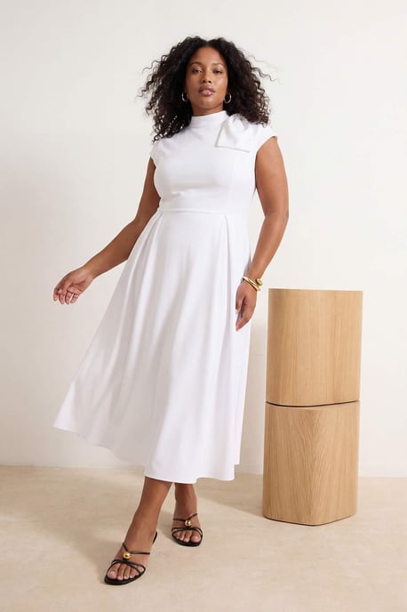 Trendyol Curve Damen Weiß Einfarbig Midi Kurz Party Skater Große Größen Kleid - Image 1