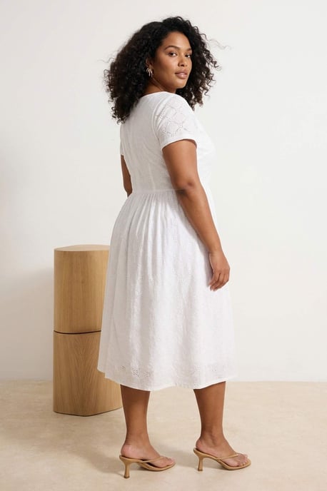 Trendyol Curve Damen Weiß Einfarbig Midi Kurz A-Linie Große Größen Kleid - Image 2