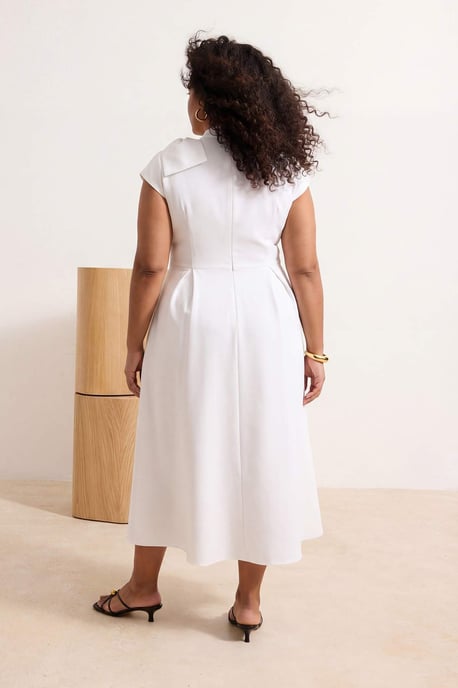 Trendyol Curve Damen Weiß Einfarbig Midi Kurz Party Skater Große Größen Kleid - Image 2