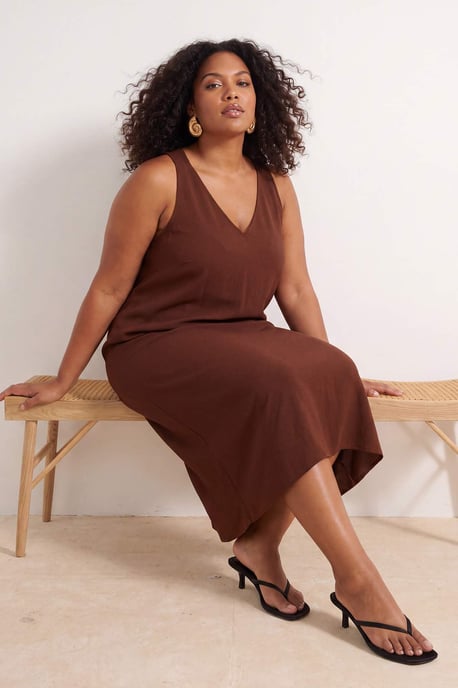 Trendyol Curve Damen Braun Einfarbig Midi Ärmellos Casual A-Linie Große Größen Kleid - Image 1
