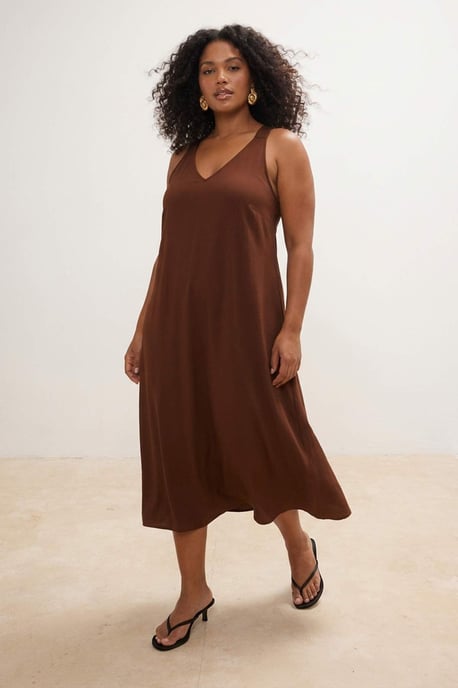 Trendyol Curve Damen Braun Einfarbig Midi Ärmellos Casual A-Linie Große Größen Kleid - Image 6
