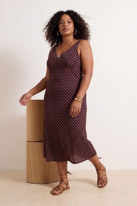 Trendyol Curve Damen Braun Gepunktet Midi Ärmellos Casual A-Linie Große Größen Kleid - Image 6