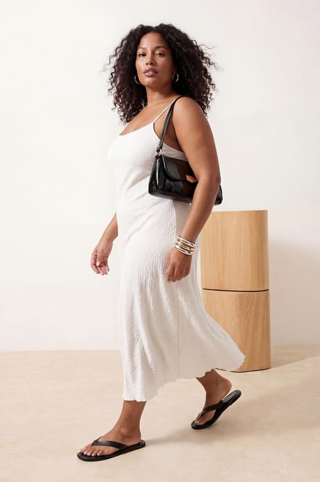 Trendyol Curve Damen Weiß Einfarbig Midi Ärmellos Casual Bodycon Große Größen Kleid - Image 2