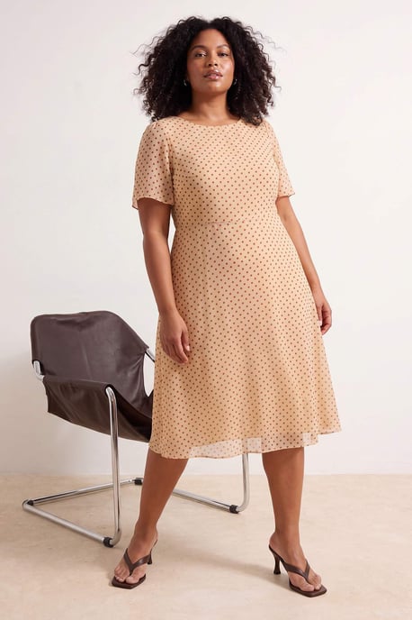 Trendyol Curve Damen Ecru Animal-Print Midi Kurz Casual A-Linie Große Größen Kleid - Image 1