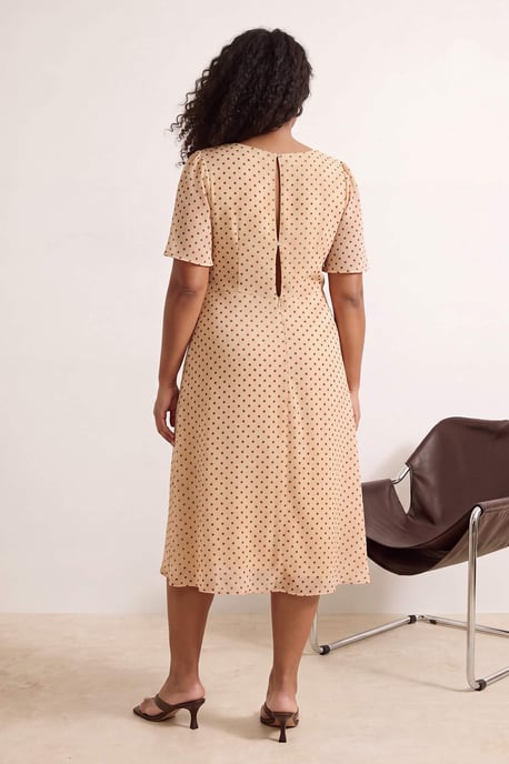 Trendyol Curve Damen Ecru Animal-Print Midi Kurz Casual A-Linie Große Größen Kleid - Image 2