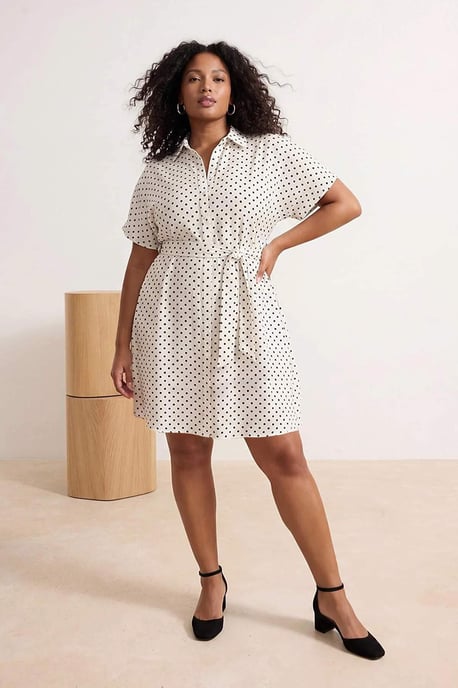 Trendyol Curve Damen Ecru Gepunktet Midi Kurz Casual Skater Große Größen Kleid - Image 1