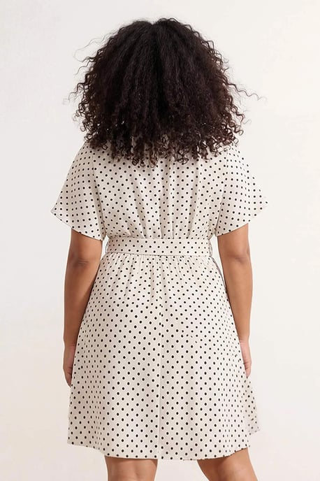 Trendyol Curve Damen Ecru Gepunktet Midi Kurz Casual Skater Große Größen Kleid - Image 2