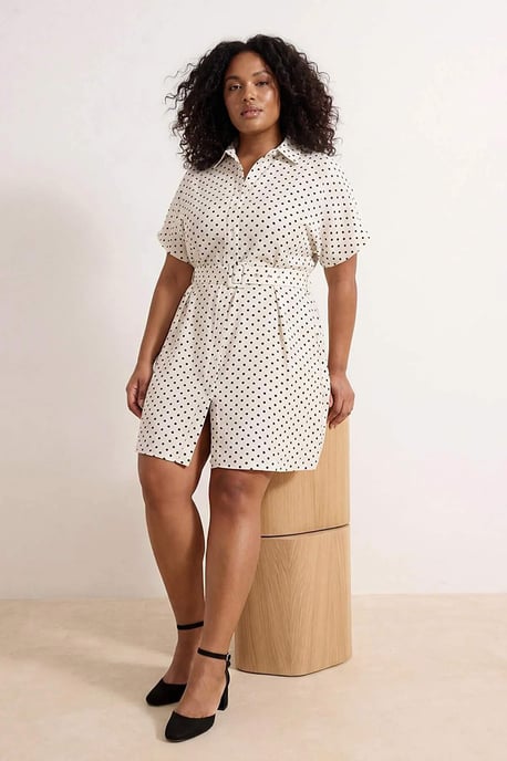 Trendyol Curve Damen Ecru Gepunktet Midi Kurz Casual Skater Große Größen Kleid - Image 6