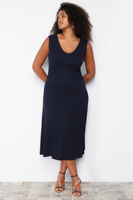 Trendyol Curve Damen Dunkelblau Einfarbig Midi Ärmellos Casual A-Linie Große Größen Kleid - Image 2