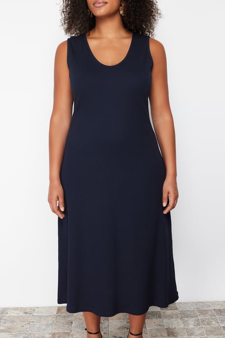 Trendyol Curve Damen Dunkelblau Einfarbig Midi Ärmellos Casual A-Linie Große Größen Kleid - Image 3