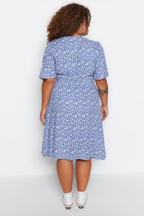 Trendyol Curve Damen Dunkelblau Geblümt Midi Kurz Casual Hemdblusenkleid Große Größen Kleid - Image 5