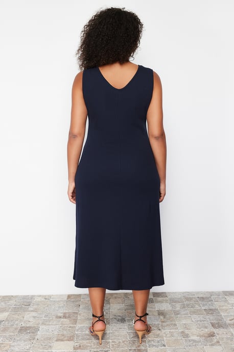 Trendyol Curve Damen Dunkelblau Einfarbig Midi Ärmellos Casual A-Linie Große Größen Kleid - Image 4