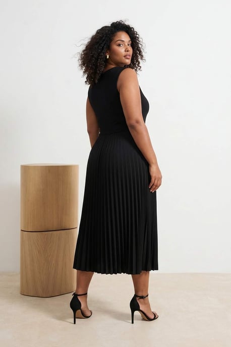 Trendyol Curve Damen Schwarz Einfarbig Midi Ärmellos Casual A-Linie Große Größen Kleid - Image 2