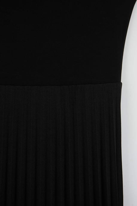 Trendyol Curve Damen Schwarz Einfarbig Midi Ärmellos Casual A-Linie Große Größen Kleid - Image 4