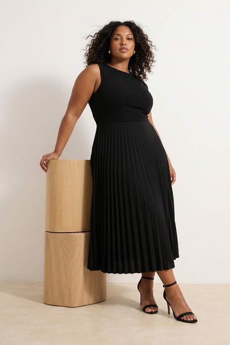 Trendyol Curve Damen Schwarz Einfarbig Midi Ärmellos Casual A-Linie Große Größen Kleid - Image 6