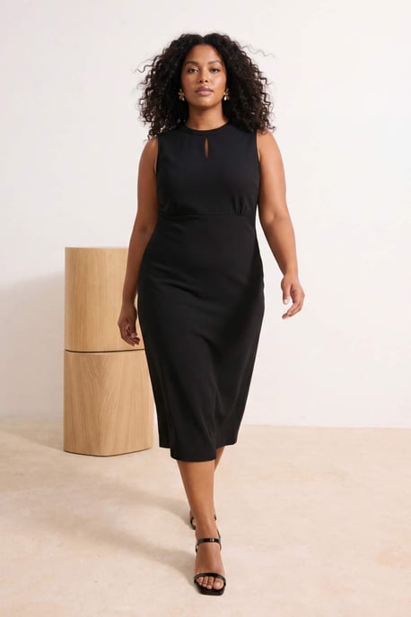 Trendyol Curve Damen Schwarz Einfarbig Midi Ärmellos Casual Bodycon Große Größen Kleid - Image 1