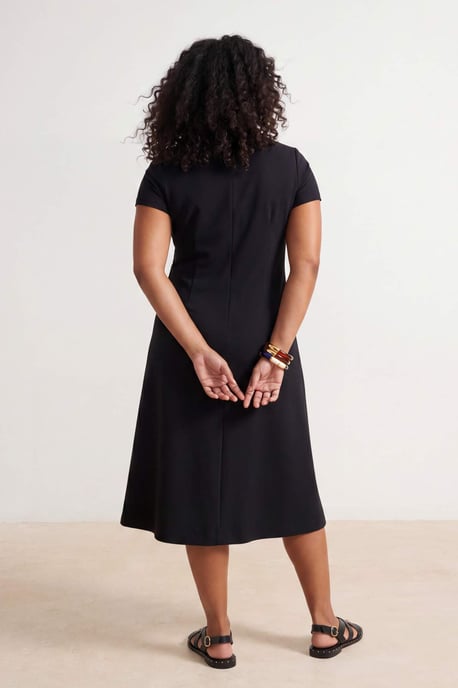 Trendyol Curve Damen Schwarz Einfarbig Midi Kurz Casual A-Linie Große Größen Kleid - Image 2