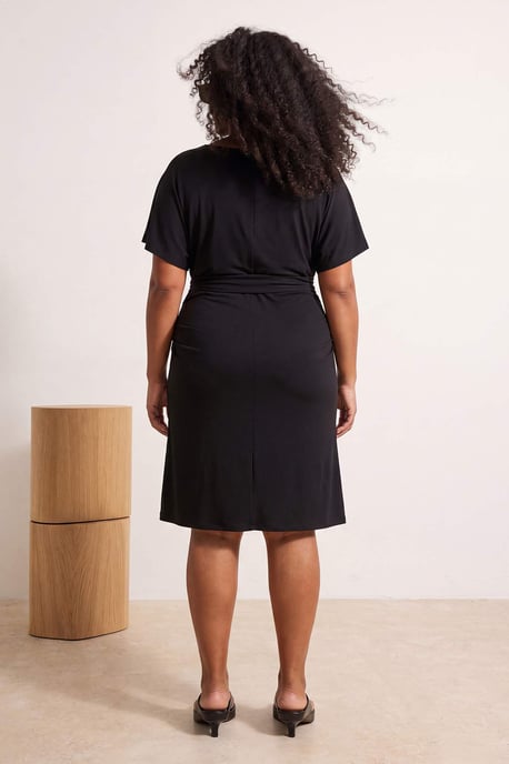 Trendyol Curve Damen Schwarz Einfarbig Midi Kurz Bodycon Große Größen Kleid - Image 2