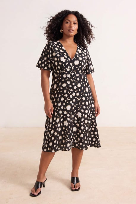 Trendyol Curve Damen Schwarz Geblümt Midi Kurz Casual Hemdblusenkleid Große Größen Kleid - Image 1