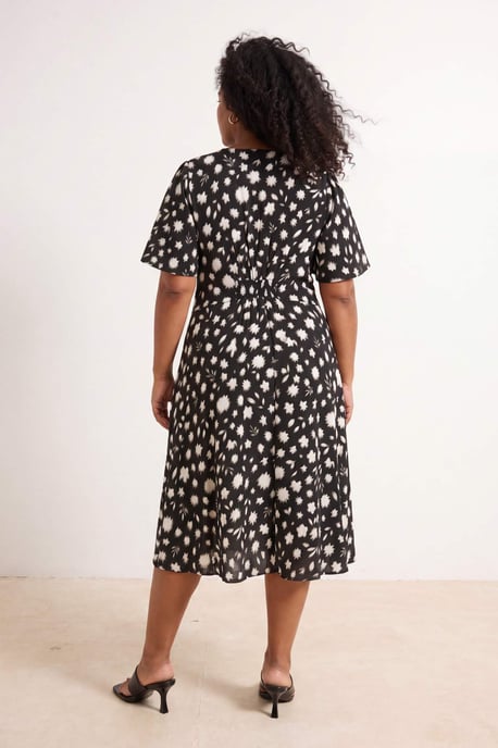 Trendyol Curve Damen Schwarz Geblümt Midi Kurz Casual Hemdblusenkleid Große Größen Kleid - Image 2