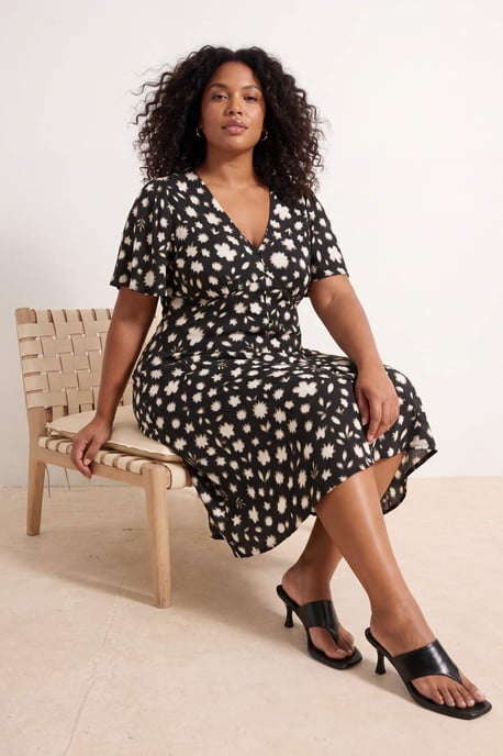Trendyol Curve Damen Schwarz Geblümt Midi Kurz Casual Hemdblusenkleid Große Größen Kleid - Image 6